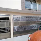 La imagen 4 de la Empresa ALUCOMSA PUERTAS Y VENTANAS DE ALUMINIO Servicios Profesionales y de Negocios en Xalapa Enríquez VER