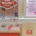 La imagen 2 de la Empresa BENEFIT BROWBAR BEAUTY LOUNGE - EL PALACIO DE HIERRO ACOXPA Productos y Servicios de Cuidado Personal en Ciudad De Mexico CMX
